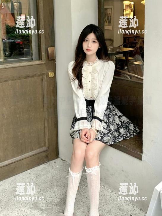 秀人网 - 图片中的奇遇：观看温妮学姐如何自嘲搞笑每一刻！