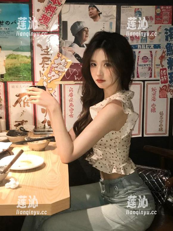 秀人网 - 爱酱里的最新睡衣写真，带你领略温馨与性感的碰撞！