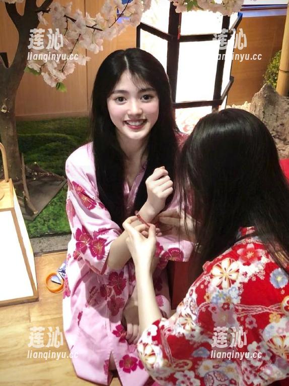 秀人网 - 糖豆sisi完美呈现丝袜之美：极致美图图集，让你陶醉其中