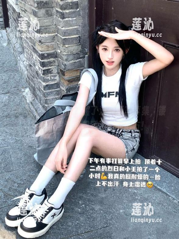 秀人网 - 看完蕾蕾醒了没最新写真集，镂空的构图让我想到了别的地方！