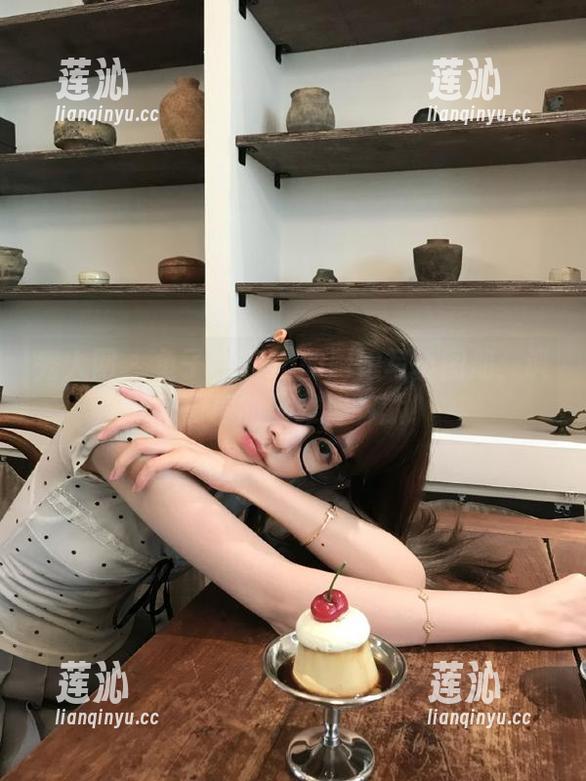 秀人网 - 鱼子酱fish的厨娘写真图册：讽刺厨房的优雅与幽默！