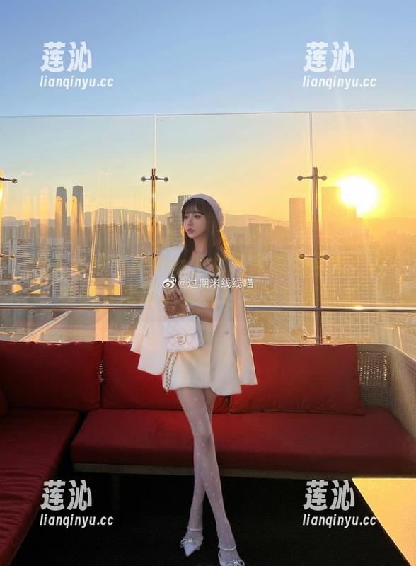 迷人米线线sama少女写真美图合集：在镜头下展现真实与幻想的完美结合