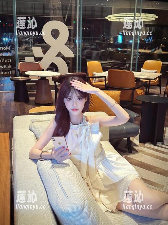 紧急企划 - 小恩红裙写真福利，尽显浪漫与动人的摄影艺术