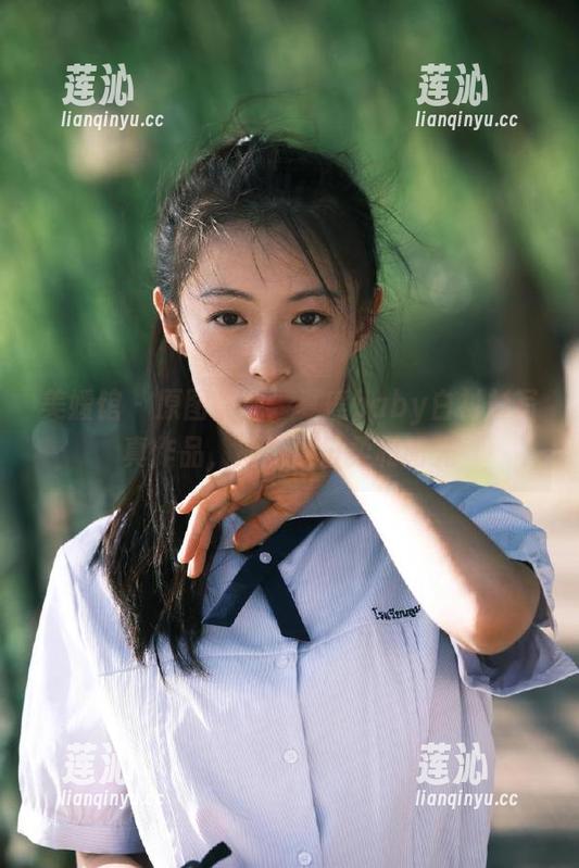 美媛馆 - 原图呈现：夏瑶baby白衬衫写真作品，捕捉夏日柔和阳光