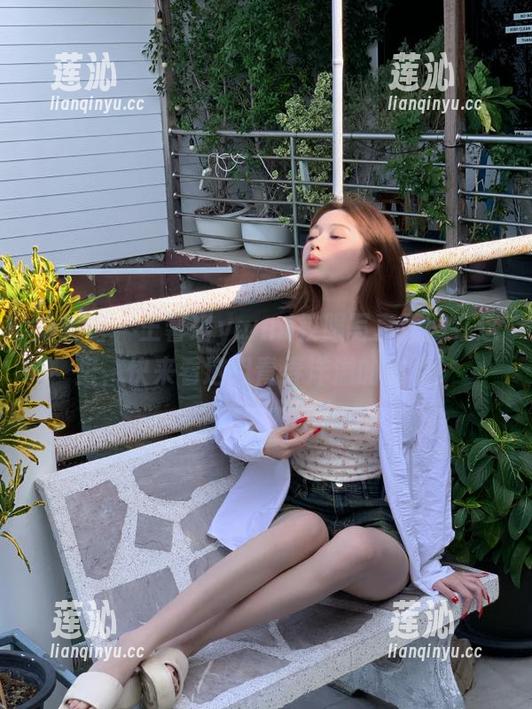 美媛馆 - 王馨瑶yanni校服写真原图在这里，快来看这组青春洋溢的作品！