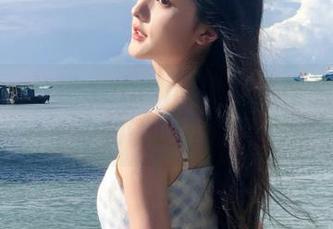 美媛馆 - 许诺sabrina比基尼作品合集：泳池边的诱惑与浪漫氛围