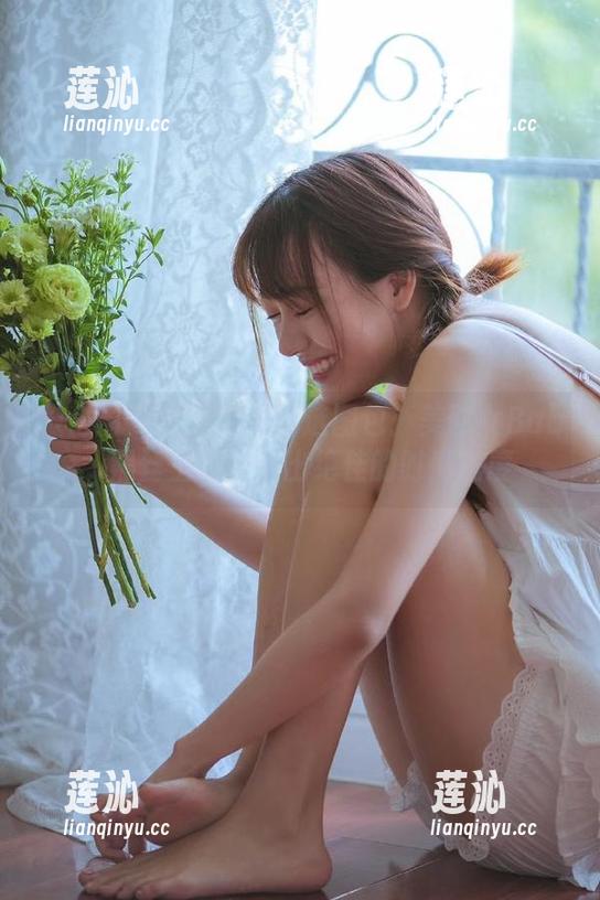 微密圈 - 甜蜜诱惑精选图包：美邵女Baby黑丝玉足展现出绝佳的时尚态度