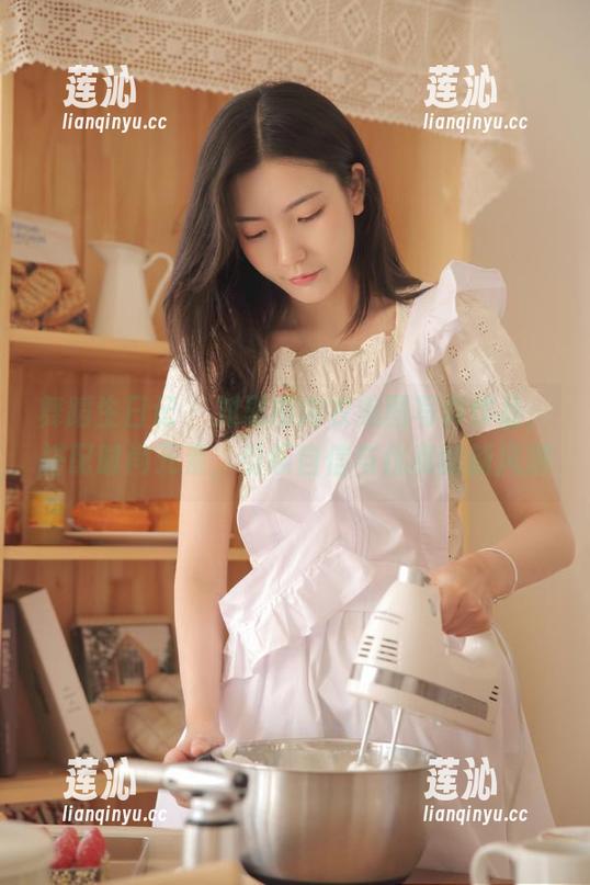 舞蹈生日记 - 刘思彤内衣美图写真作品，搭配时尚元素，引领自信与优雅的新风潮
