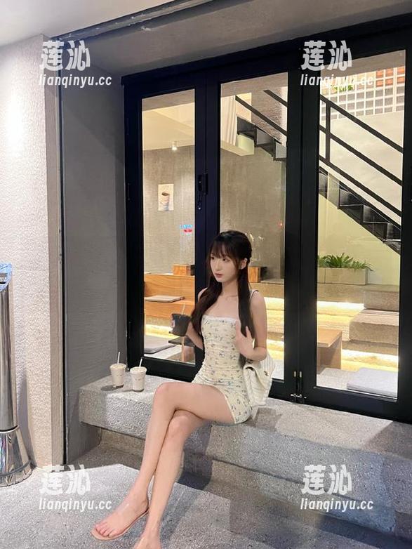 花漾show - 探索心妍小公主的定制写真：裤里丝的动人瞬间