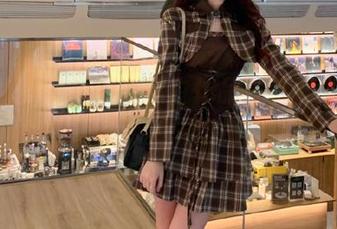 蜜桃社 - E杯奶茶黑白作品在线发布，图片中展现真实与梦幻的交融