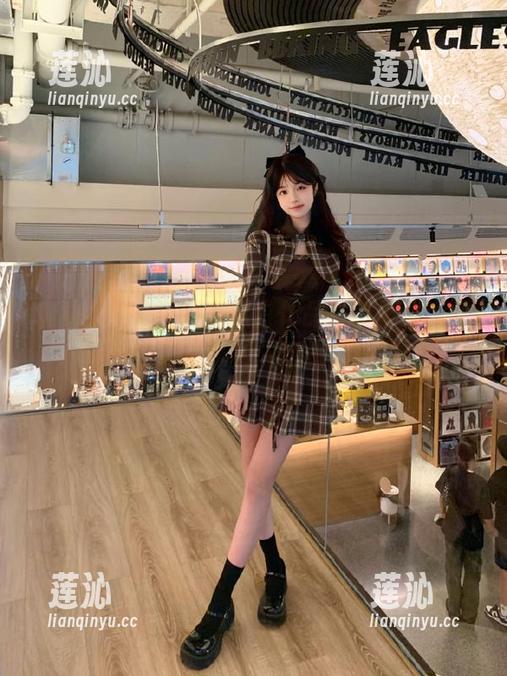 蜜桃社 - E杯奶茶黑白作品在线发布，图片中展现真实与梦幻的交融