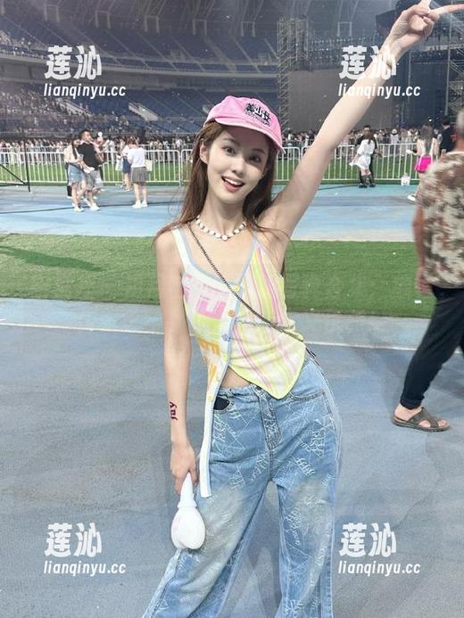 蜜桃社 - 初月与她的礼服写真合集：颠覆传统美学，让你重新定义优雅！