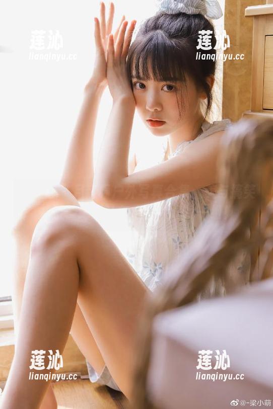 蜜桃社 - 月音瞳户外写真合集：美与搞笑并重，绝对让你心情大好的一组！