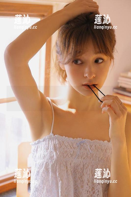 蜜桃社 - 红裙印象：铃木最新写真合集，倾心呈现多样风情的精美图片