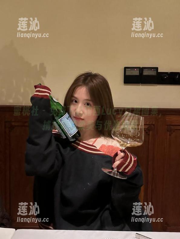 蜜桃社 - 免费下载露西Lucy白裙图集，捕捉她的柔美与优雅瞬间