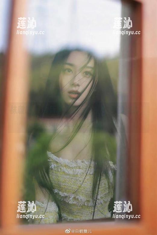 袜啵啵 - 最新套图展示小沫厨娘的魅力，做菜如同走秀的精彩瞬间！