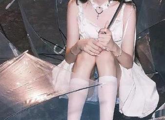 袜啵啵 - 甜甜圈全新薄白丝写真作品集：探索女性柔美的一面