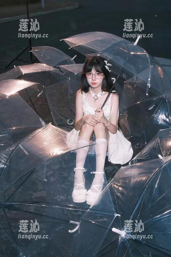 袜啵啵 - 甜甜圈全新薄白丝写真作品集：探索女性柔美的一面