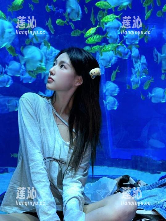 袜啵啵 - 作品更新：苏苏白棉袜写真，记录下温柔与甜美的瞬间