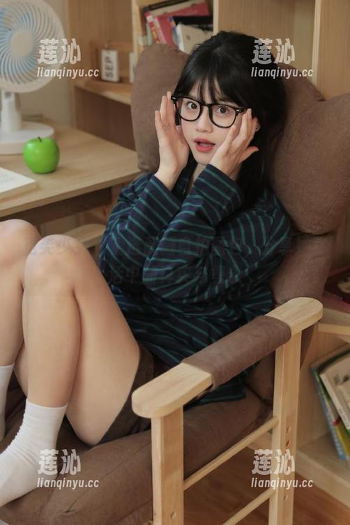 觅芙少女 - 精选薇薇自拍图包，分享她生活中的真实与隽永