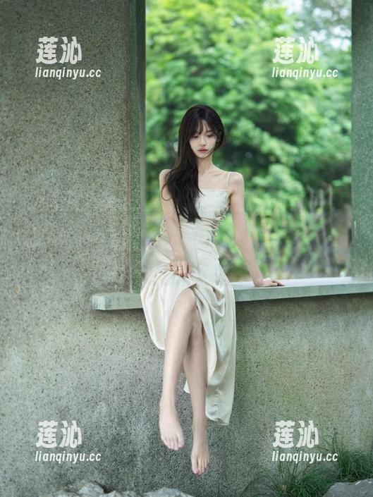 语画界 - 独家分享！杨晨晨sugar泳池写真合集，尽显夏日清新魅力