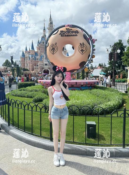 语画界 - 王馨瑶yanni的定制写真，让黑丝美腿成为你的新宠，快来围观！