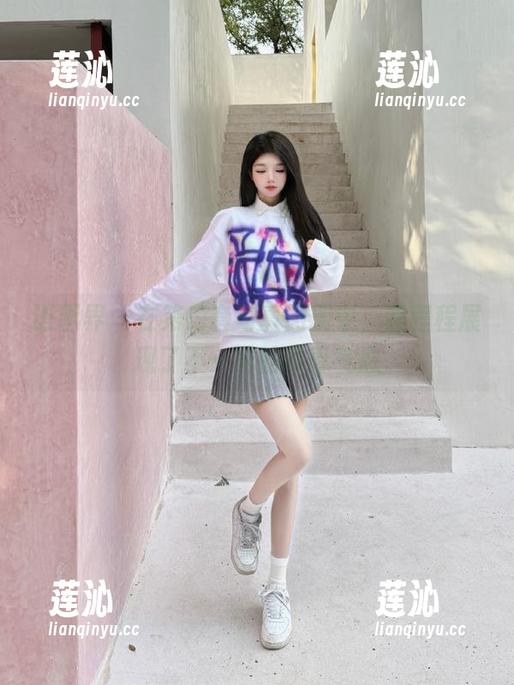 语画界 - 在第二套写真图册中，程程程展现了不一样的青春气息