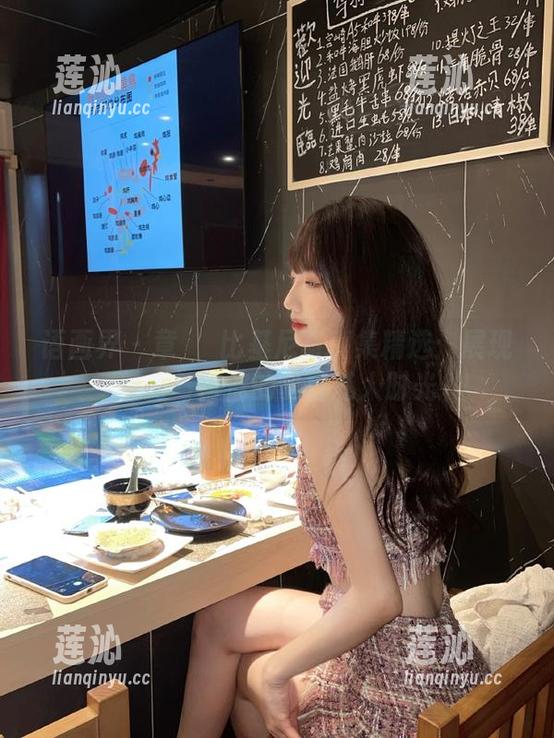语画界 - 章芃芃比基尼写真集精选：展现魅力与自信的夏日私人时光
