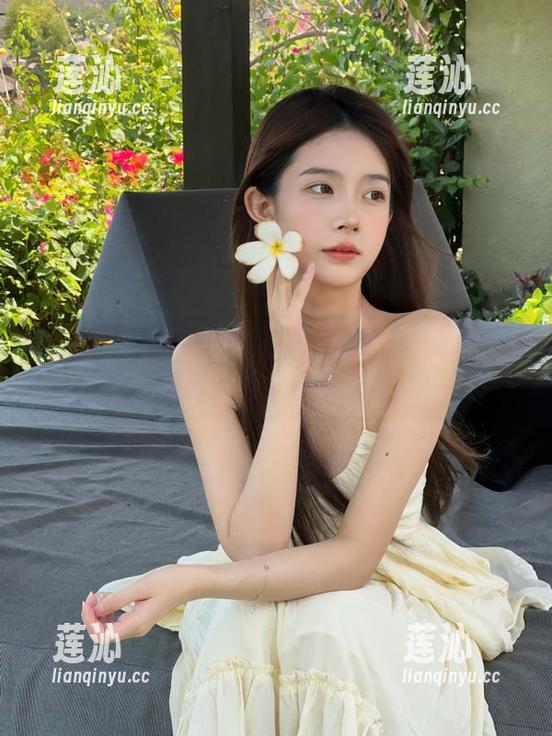 语画界 - 透过豆瓣酱的泳池视角，探索私房摄影的原图之美与细腻