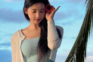 微密圈 - 体验轩子巨2兔全套写真：沉浸在酒红礼服的优雅之中