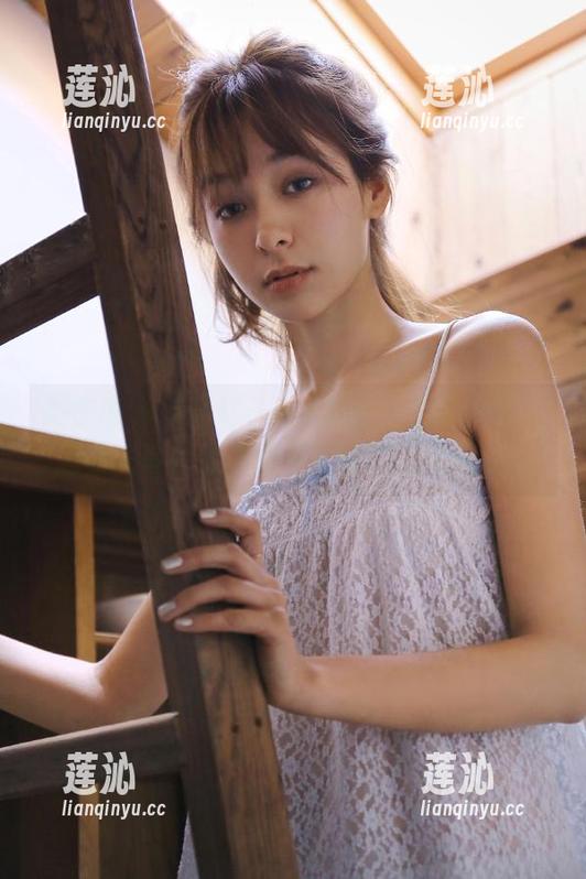 微密圈 - 跟随轩子巨2兔走进空姐世界，无圣光写真传递职场女性的力量与美丽