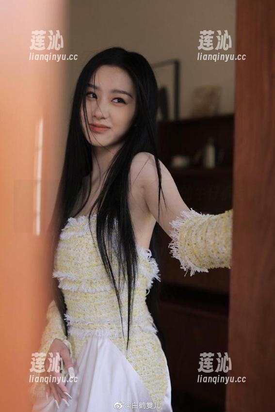 轰趴猫 - 想看杨晨晨sugar的牛仔裤写真作品？快来网盘里获取独家资源！