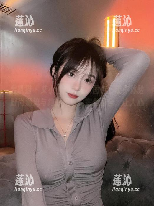 轰趴猫 - 艾小青油亮写真图包，带你体验时尚潮流与绚丽风景的完美融合，让人心动！