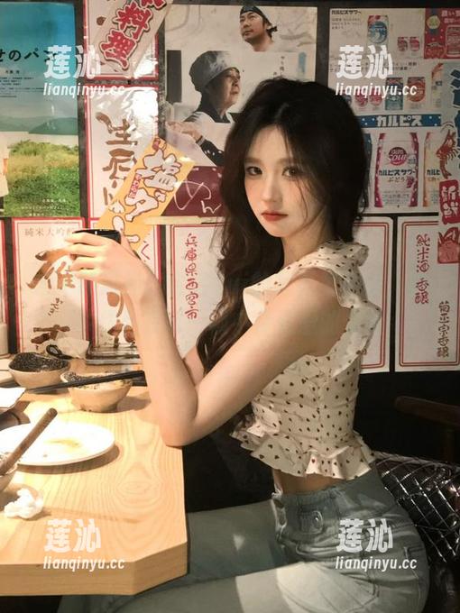 艺术新风尚：金鱼yui的写真集更新，奶牛作品在每一帧中传达爱的力量