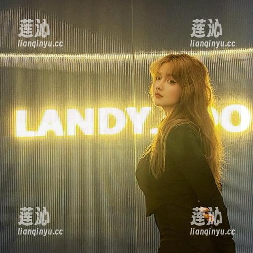 想知道阿寨寨的吊带袜作品有多美？快来看看她的图集吧！