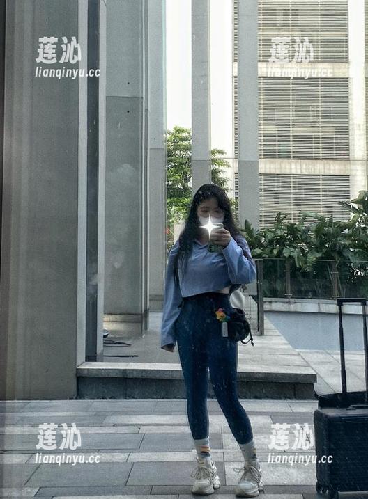 阿寨寨 阿寨寨的美脚写真图集:艺术与现实交汇的视觉盛宴