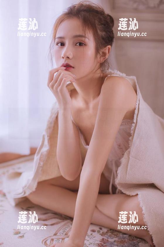 雅拉伊 - 最新灵儿小不点短裤图集：探索时尚与个性的完美平衡，绝对不容错过