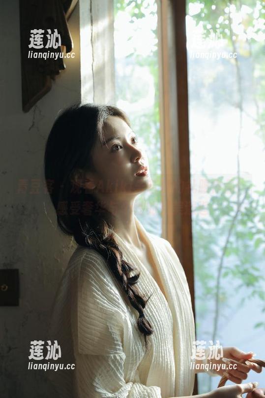 青豆客 - 观看Akiki朱若慕的礼服作品，感受奢华与个性的完美邂逅