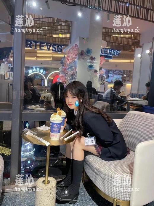 青豆客 - 在徐妍馨Mandy的最新油亮写真中，发现最真实的自我表达！