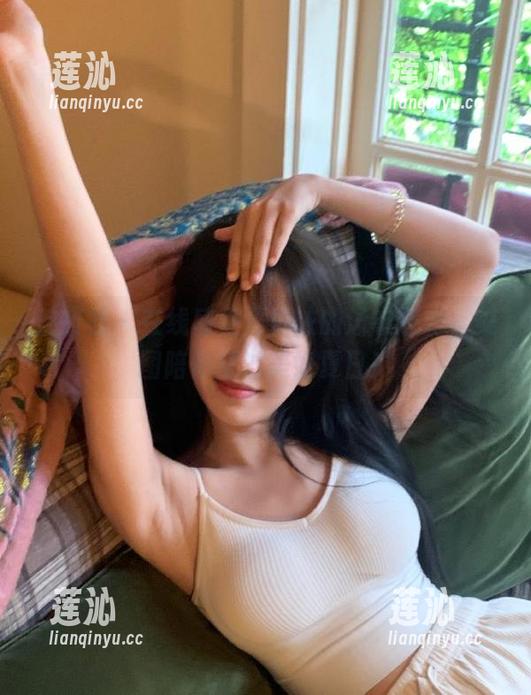 魅妍社 - 在线感受夏依依的泳衣魅力，美图陪你度过美好夏日！