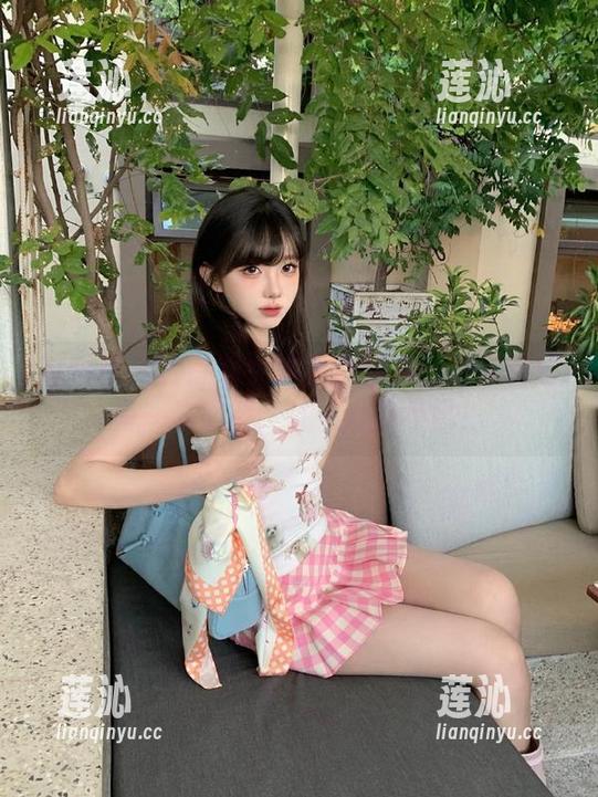 魅妍社 - 月音瞳女神全套图集：聚焦她的每一次微笑，让人心动不已！